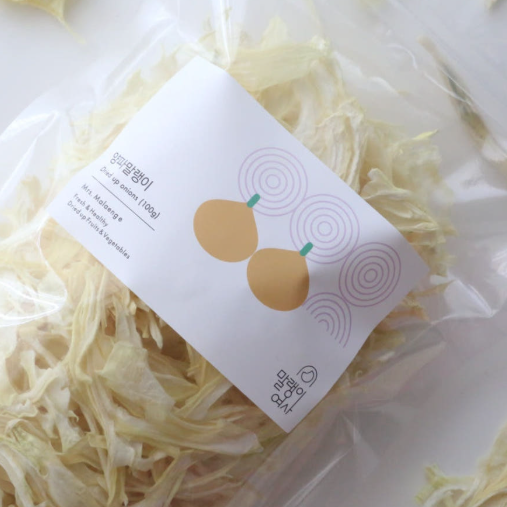 Dried onion flakes in clear bag with printed label, pale yellow shreds