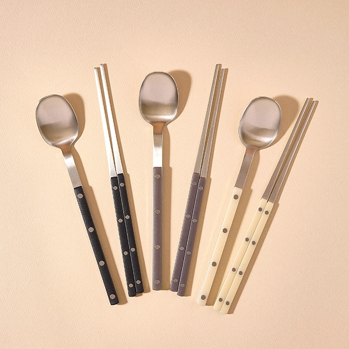 Cutlery set with stainless spoon and chopsticks, mixed light and dark handle colors