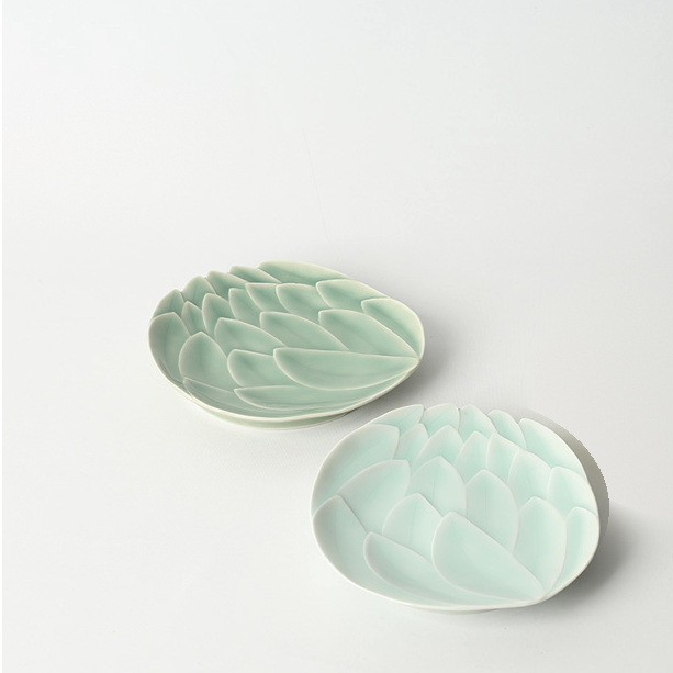 Pair of lotus-pattern dessert plates in sky blue and celadon green