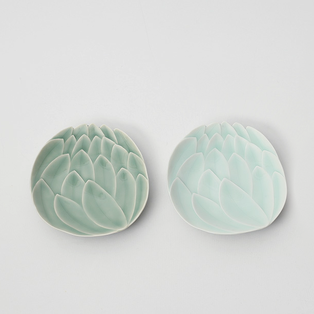 Lotus-pattern dessert plates in sky blue and celadon green, round oval