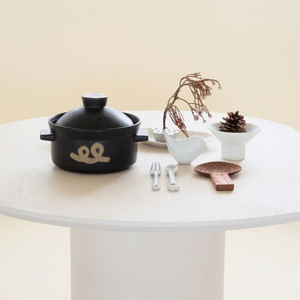 Black lidded rice pot with side handles